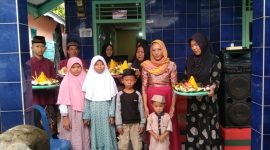 Salah satu trah keluarga Fatmawati Sukarno di Krui, Hodijah melakukan yasinan dan do'a bersama dalam rangka HUT PDI Perjuangan dan minta dukungan pencalonan dirinya dalam pileg 2024. Foto: Joni Irawan, Kabar Indonesia