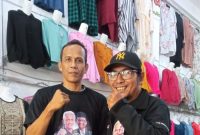 Supriyadi, pengusaha pakaian dari Desa Penyengat Olak, Muaro Jambi berfoto bersama Kabiro Kabarindonesia.co Muaro Jambi, T. Akbar. Foto: Kabarindonesia.co