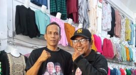 Supriyadi, pengusaha pakaian dari Desa Penyengat Olak, Muaro Jambi berfoto bersama Kabiro Kabarindonesia.co Muaro Jambi, T. Akbar. Foto: Kabarindonesia.co
