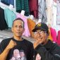 Supriyadi, pengusaha pakaian dari Desa Penyengat Olak, Muaro Jambi berfoto bersama Kabiro Kabarindonesia.co Muaro Jambi, T. Akbar. Foto: Kabarindonesia.co