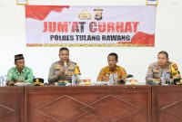 Kapolres Tulang Bawang AKBP James H. Hutajulu sampaikan sambutan dalam Jum'at Curhat di Kampung Panca Mulia, Kecamatan Banjar Baru, Kabupaten Tulang Bawang pada Jum'at (19/1/2024). Foto: Ali Rahman, Kabarindonesia.co