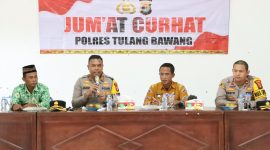Kapolres Tulang Bawang AKBP James H. Hutajulu sampaikan sambutan dalam Jum'at Curhat di Kampung Panca Mulia, Kecamatan Banjar Baru, Kabupaten Tulang Bawang pada Jum'at (19/1/2024). Foto: Ali Rahman, Kabarindonesia.co