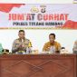 Kapolres Tulang Bawang AKBP James H. Hutajulu sampaikan sambutan dalam Jum'at Curhat di Kampung Panca Mulia, Kecamatan Banjar Baru, Kabupaten Tulang Bawang pada Jum'at (19/1/2024). Foto: Ali Rahman, Kabarindonesia.co