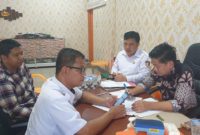 Ketua dan Anggota Bawaslu Kabupaten Lebong menandatangani berita acara hasil rapat pleno yang memutuskan Pjs Kades Selebar Jaya, Insan Kori melanggar netralitas ASN dalam Pemilu 2024. Foto: Melki Agustian, Kabarindonesia.co