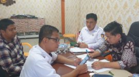 Ketua dan Anggota Bawaslu Kabupaten Lebong menandatangani berita acara hasil rapat pleno yang memutuskan Pjs Kades Selebar Jaya, Insan Kori melanggar netralitas ASN dalam Pemilu 2024. Foto: Melki Agustian, Kabarindonesia.co