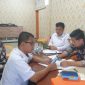 Ketua dan Anggota Bawaslu Kabupaten Lebong menandatangani berita acara hasil rapat pleno yang memutuskan Pjs Kades Selebar Jaya, Insan Kori melanggar netralitas ASN dalam Pemilu 2024. Foto: Melki Agustian, Kabarindonesia.co