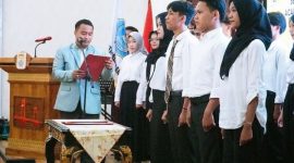 Pengurus Himpunan Mahasiswa Ogan Ilir (HIMMA-OI) Kota Palembang Periode 2024-2025 dilantik oleh Dewan Pembina, Kms. Sigit Muhaimin di Rumah Dinas Walikota Palembang pada Sabtu, (20/1/2024). Foto: Rizky Pratama Saputra, Kabarindonesia.co