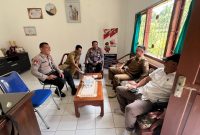 Kapolsek Lambu Kibang, Iptu Amaludin berbincang dengan Camat Lambu Kibang, M. Cheri Sopian untuk silaturahmi dan koordinasi tentang Pemilu Damai 2024. Foto: Andi Rahman, Kabarindonesia.co