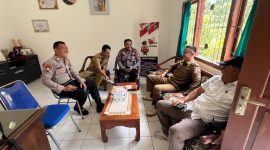 Kapolsek Lambu Kibang, Iptu Amaludin berbincang dengan Camat Lambu Kibang, M. Cheri Sopian untuk silaturahmi dan koordinasi tentang Pemilu Damai 2024. Foto: Andi Rahman, Kabarindonesia.co