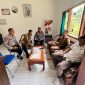 Kapolsek Lambu Kibang, Iptu Amaludin berbincang dengan Camat Lambu Kibang, M. Cheri Sopian untuk silaturahmi dan koordinasi tentang Pemilu Damai 2024. Foto: Andi Rahman, Kabarindonesia.co