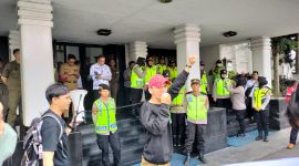 Massa yang menamakan dirinya DPP LAAGI melakukan aksi damai pada Senin (22/1/2024) menuntut pembongkaran cold storage di Jl. Sukarno Hatta Kota Palembang untuk dibongkar karena diduga melanggar peraturan. Foto: Rizky Pratama Saputra, KabarIndonesia.co