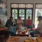Ketua Pengurus Wilayah (PW) IWO Provinsi Lampung, Riko Amir dan jajaran melakukan kunjungan kerja ke Sekretariat PD IWO Kabupaten Tulang Bawang Barat pada Senin (22/1/2024). Foto: Andi Rahman, Kabarindonesia.co