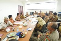 Asisten III BIdang Administrasi Umum Pemkab Pesibar, Gunawan memimpin Rapat Inventarisasi Aset Tanah Atar Lebuay pada Senin (22/1/2024). Foto: Joni Irawan, Kabarindonesia.co