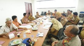 Asisten III BIdang Administrasi Umum Pemkab Pesibar, Gunawan memimpin Rapat Inventarisasi Aset Tanah Atar Lebuay pada Senin (22/1/2024). Foto: Joni Irawan, Kabarindonesia.co