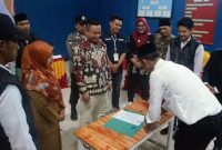 Salah satu PTPS Pemilu 2024 Kecamatan Kebun Tebu, Kabupaten Lampung Barat menandatangani Berita Acara Pelantikan pada Senin (22/1/2024). Foto: Kristian Agusani, Kabarindonesia.co