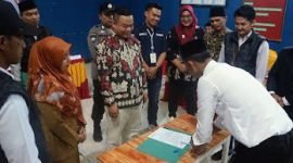 Salah satu PTPS Pemilu 2024 Kecamatan Kebun Tebu, Kabupaten Lampung Barat menandatangani Berita Acara Pelantikan pada Senin (22/1/2024). Foto: Kristian Agusani, Kabarindonesia.co