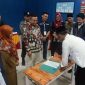 Salah satu PTPS Pemilu 2024 Kecamatan Kebun Tebu, Kabupaten Lampung Barat menandatangani Berita Acara Pelantikan pada Senin (22/1/2024). Foto: Kristian Agusani, Kabarindonesia.co