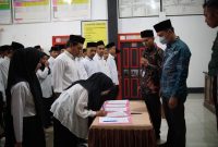 Salah satu PTPS di Kecamatan Gedung Surian menandatangani Berita Acara Pelantikan PTPS se-Kecamatan Gedung Surian pada Senin (22/1/2024). Foto: M. Latip, Kabarindonesia.co