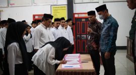 Salah satu PTPS di Kecamatan Gedung Surian menandatangani Berita Acara Pelantikan PTPS se-Kecamatan Gedung Surian pada Senin (22/1/2024). Foto: M. Latip, Kabarindonesia.co