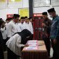 Salah satu PTPS di Kecamatan Gedung Surian menandatangani Berita Acara Pelantikan PTPS se-Kecamatan Gedung Surian pada Senin (22/1/2024). Foto: M. Latip, Kabarindonesia.co