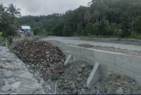 Proyek tanggul di hulu sungai di Pekon Penengahan, Kecamatan Karya Penggawa, Kabupaten Pesisir Barat. Foto diambil pada Senin (22/1/2023). Foto: Joni Irawan, Kabar Indonesia.co