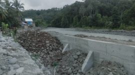 Proyek tanggul di hulu sungai di Pekon Penengahan, Kecamatan Karya Penggawa, Kabupaten Pesisir Barat. Foto diambil pada Senin (22/1/2023). Foto: Joni Irawan, Kabar Indonesia.co