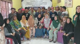 Peserta Pendidikan Politik Berintegritas Kota Bandarlampung yang diadakan oleh Yayasan Satunama Yogyakarta berfoto bersama pada Senin (22/1/2024). Foto: Ferry HT, KabarIndonesia.co