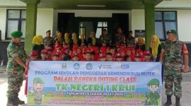 Siswa-siswi TK Negeri 1 Krui Kabupaten Pesisir Barat kunjungi Koramil 0422-04/Pesisir Tengah pada Rabu (24/1/2024). Foto: Joni Irawan, Kabarindonesia.co