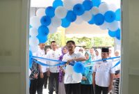 Bupati Pesisir Barat Lampung, Agus Istiqlal meresmikan gedung Ikatan Bidan Indonesia (IBI) Kabupaten Pesisir Barat pada Kamis (25/1/2024). Foto: Joni Irawan, Kabarindonesia.co