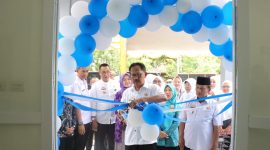 Bupati Pesisir Barat Lampung, Agus Istiqlal meresmikan gedung Ikatan Bidan Indonesia (IBI) Kabupaten Pesisir Barat pada Kamis (25/1/2024). Foto: Joni Irawan, Kabarindonesia.co