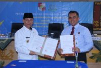 Bupati Lampung Utara, Budi Utomo dan Kepala Kejaksaan Negeri Lampung Utara, Muhammad Fariq Rumdana menunjukkan dokumen kerjasama dalam bidang Tata Usaha Negara pada Kamis (25/1/2024). Foto: Andi Rahman, Kabar Indonesia.co