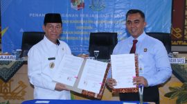 Bupati Lampung Utara, Budi Utomo dan Kepala Kejaksaan Negeri Lampung Utara, Muhammad Fariq Rumdana menunjukkan dokumen kerjasama dalam bidang Tata Usaha Negara pada Kamis (25/1/2024). Foto: Andi Rahman, Kabar Indonesia.co