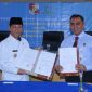 Bupati Lampung Utara, Budi Utomo dan Kepala Kejaksaan Negeri Lampung Utara, Muhammad Fariq Rumdana menunjukkan dokumen kerjasama dalam bidang Tata Usaha Negara pada Kamis (25/1/2024). Foto: Andi Rahman, Kabar Indonesia.co