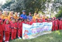 Siswa TK Negeri 1 Krui Pesisir Barat belajar bersama mengenali tugas dan fungsi petugas damkar pada Jum'at (26/1/2024). Foto: Joni Irawan, Kabarindonesia.co