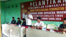 Camat Rawajitu Timur, Kabupaten Tulang Bawang, Amad memberikan sambutan dalam pelantikan Kelompok Petugas Pemungutan Suara (KPPS) Kampung Bumi Dipasena Makmur dan Kampung Bumi Dipasena Mulya pada Kamis (25/1/2024). Foto: Nafian Faiz, Kabarindonesia.co