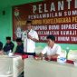 Camat Rawajitu Timur, Kabupaten Tulang Bawang, Amad memberikan sambutan dalam pelantikan Kelompok Petugas Pemungutan Suara (KPPS) Kampung Bumi Dipasena Makmur dan Kampung Bumi Dipasena Mulya pada Kamis (25/1/2024). Foto: Nafian Faiz, Kabarindonesia.co
