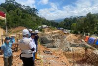 Pj. Bupati Lampung Barat, Nukman (berkaus putih) meninjau proses pembangunan PLTMH di Kecamatan Sumberjaya pada Jum'at (26/1/2024). Foto: Haeruel Abadi, Kabarindonesia.co