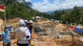 Pj. Bupati Lampung Barat, Nukman (berkaus putih) meninjau proses pembangunan PLTMH di Kecamatan Sumberjaya pada Jum'at (26/1/2024). Foto: Haeruel Abadi, Kabarindonesia.co