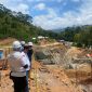 Pj. Bupati Lampung Barat, Nukman (berkaus putih) meninjau proses pembangunan PLTMH di Kecamatan Sumberjaya pada Jum'at (26/1/2024). Foto: Haeruel Abadi, Kabarindonesia.co