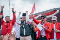 Cawapres Mahfud MD dan Ketua DPC PDI Perjuangan Lampung Barat duet dan hebohkan kampanye di Lapangan Sanayuda Fajar Bulan pada Kamis (25/1/2024). Foto: Agustian Sani, Kabarindonesia.co