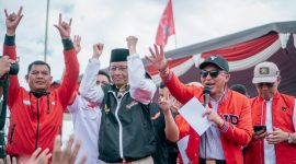 Cawapres Mahfud MD dan Ketua DPC PDI Perjuangan Lampung Barat duet dan hebohkan kampanye di Lapangan Sanayuda Fajar Bulan pada Kamis (25/1/2024). Foto: Agustian Sani, Kabarindonesia.co