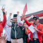 Cawapres Mahfud MD dan Ketua DPC PDI Perjuangan Lampung Barat duet dan hebohkan kampanye di Lapangan Sanayuda Fajar Bulan pada Kamis (25/1/2024). Foto: Agustian Sani, Kabarindonesia.co