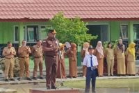 Kepala Kejaksaan Negeri Tulang Bawang Barat, Sri Haryanto menyampaikan bahwa kesejahteraan dan perlindungan anak merupakan tanggung jawab bersama. Hal tersebut disampaikan Sri Haryanto saat jadi Pembina Upacara di SMP Negeri 07 Panaragan Jaya, Tulang Bawang Barat pada Senin (29/1/2024). Foto: Andi Rahman, Kabarindonesia.co