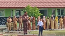 Kepala Kejaksaan Negeri Tulang Bawang Barat, Sri Haryanto menyampaikan bahwa kesejahteraan dan perlindungan anak merupakan tanggung jawab bersama. Hal tersebut disampaikan Sri Haryanto saat jadi Pembina Upacara di SMP Negeri 07 Panaragan Jaya, Tulang Bawang Barat pada Senin (29/1/2024). Foto: Andi Rahman, Kabarindonesia.co