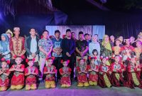 Para penari dari Lamban Umbul Tenumbang, Pekon Negeri Tenumbang, Kecamatan Pesisir Selatan, Kabupaten Pesisir Barat, Provinsi Lampung berfoto bersama para pejabat pada Senin (29/1/2024). Foto: Joni Irawan, Kabarindonesia.co