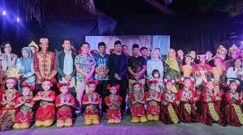 Para penari dari Lamban Umbul Tenumbang, Pekon Negeri Tenumbang, Kecamatan Pesisir Selatan, Kabupaten Pesisir Barat, Provinsi Lampung berfoto bersama para pejabat pada Senin (29/1/2024). Foto: Joni Irawan, Kabarindonesia.co