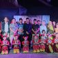 Para penari dari Lamban Umbul Tenumbang, Pekon Negeri Tenumbang, Kecamatan Pesisir Selatan, Kabupaten Pesisir Barat, Provinsi Lampung berfoto bersama para pejabat pada Senin (29/1/2024). Foto: Joni Irawan, Kabarindonesia.co