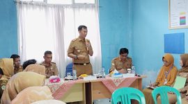 Plt. Kadiskes Pesisir Barat, Suryadi memberikan pengarahan dalam Bimtek dan Pembinaan Terpadu untuk tenaga kesehatan di Puskesmas Krui Selatan pada Selasa (30/1/2024). Foto: Joni Irawan, Kabarindonesia.co