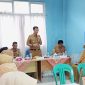 Plt. Kadiskes Pesisir Barat, Suryadi memberikan pengarahan dalam Bimtek dan Pembinaan Terpadu untuk tenaga kesehatan di Puskesmas Krui Selatan pada Selasa (30/1/2024). Foto: Joni Irawan, Kabarindonesia.co