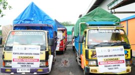 Truk pengangkut bantuan beras bagi 21.479 KPM di Kabupaten Tulang Bawang Barat siap berangkat pada Selasa (30/1/2024). Foto: Andi Rahman, Kabarindonesia.co